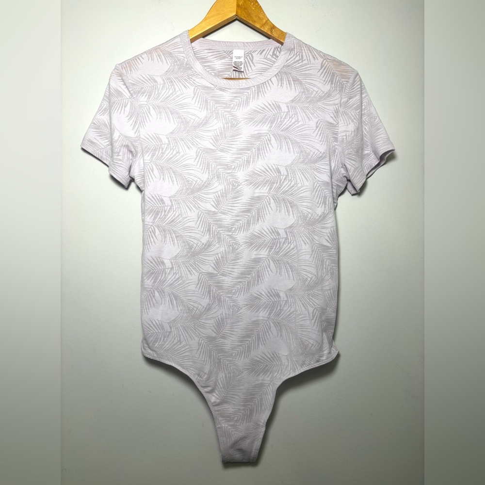 Victoria’s Secret Bodysuit Hawaiian Burnout Short Sleeve Light Purple Women’s‎ M